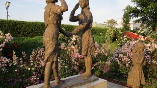 山下公園内　*　日米友好ガールスカウトの像