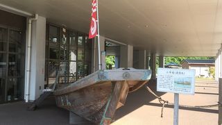 屋外に小早船の展示