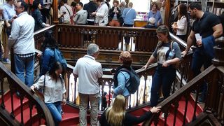 あまりの混雑でじっくり本を選ぶ余裕がありません。建物のデザインは好き好きです。