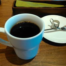 ブレンド珈琲(400円＋税)、コーヒーは皿にのせず出てきます