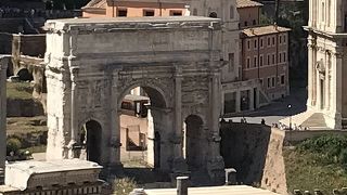 ３つのアーチが特徴