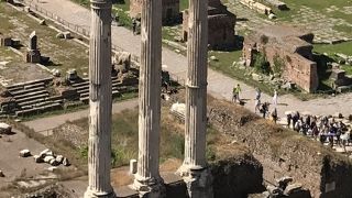 円柱が３本だけ残った神殿