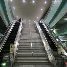 マリーナサウスピア駅のエスカレーター