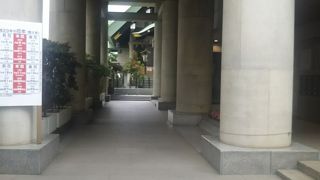 神社の参道にある力石です。