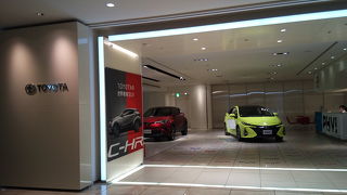 トヨタ自動車に触れられる