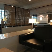 ラウンジ内部はこんな感じです。2Fへはいけませんでした。