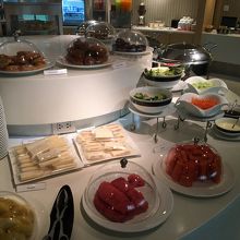 シャワー後軽食をいただきます。缶入りの飲み物もあります。