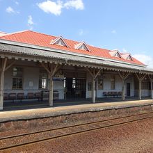 ホーム側から見た駅舎