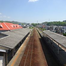かつて中心駅だったことを偲ばせる広い構内