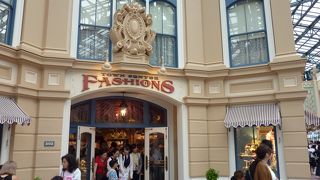 服の他に傘もあります。