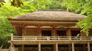 平安時代に建てられた金堂内にはたくさんの仏像が