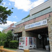 ここから中に入ると食堂があります。