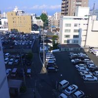 今回の部屋からの眺望は駐車場でした