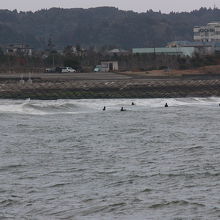 太東海水浴場付近でサーフィンを楽しむ若者達