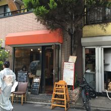 右側に見えている白いブツがピザ窯