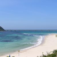 ホテルのロビーから見える角島大橋と目の前の海