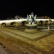 マケドニア広場に延びる橋