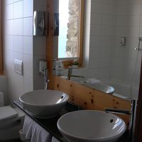 清潔で完璧な調度。眺めも雄大。