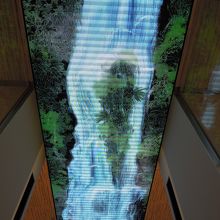 チームラボのウォールアート。12mのデジタルの滝の様子