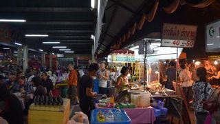チェンマイ市場も夜は屋台街になります。