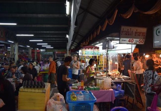 チェンマイ市場も夜は屋台街になります。