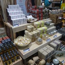 免税店・お酒、たばこ、チョコなど一通りあります。