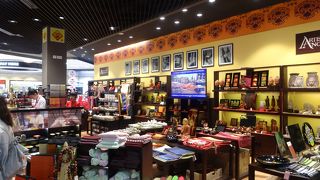 小さいですが綺麗で分かりやすい空港。大きなラウンジがあります。