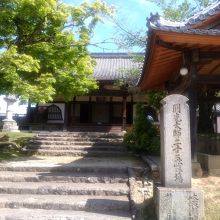 入口横の石碑です