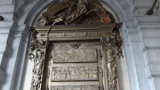 触ると幸運がもたらされるという銅像。