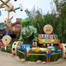 恐竜のレックスのオブジェが出迎えてくれます。