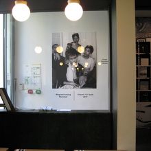 写真展横のＣＡＦＥから撮る