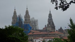 カテドラルを遠望できる小高い丘にあります。