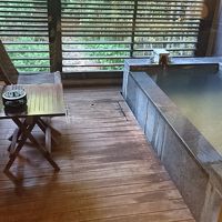 客室の広々とした温泉露天風呂