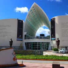 変わった外見、Guam Museum という文字はどこに？