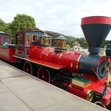 かわいい汽車のアトラクションです。