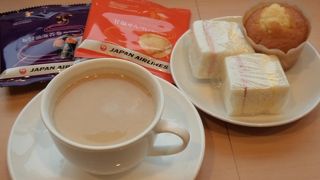 静かで落ち着いた空間。　サンドイッチなどを頂きながら、飛行機のチェックインまでゆったり待ちます。