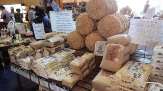 堅田側の琵琶湖大橋入口近く。　お米、野菜、地元のお店のパンなど色々と売ってます。
