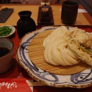 うどんの上に直接天ぷらがのって来る、天ざるうどん!