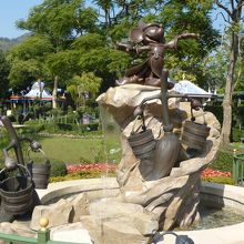 ファンタジアのミッキーの噴水があります。