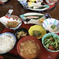 朝食　小さな塩鮭の切り身