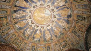 天井のモザイクは必見