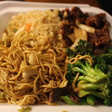 ライスと焼きそば1/2ずつ、おかずが2品が基本セット