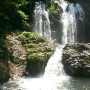 水量たっぷりで迫力のある滝（八重滝）。龍頭が滝とは別の場所にあります。