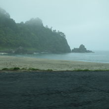 電車の中から、雨が降って景色は残念です。
