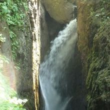 迫力のある滝尻滝。右岸から撮影