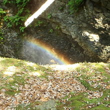 滝尻滝の上にかかる虹