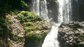 水量たっぷりで迫力のある滝（八重滝）。龍頭が滝とは別の場所にあります。