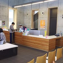 敦賀駅のオルパーク内にあります。