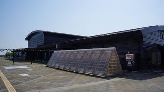 漁港近くにある黒い大きな建物