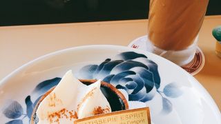 夕方の八幡浜→松山の"道後編"は、アフタヌーンティーを楽しめます